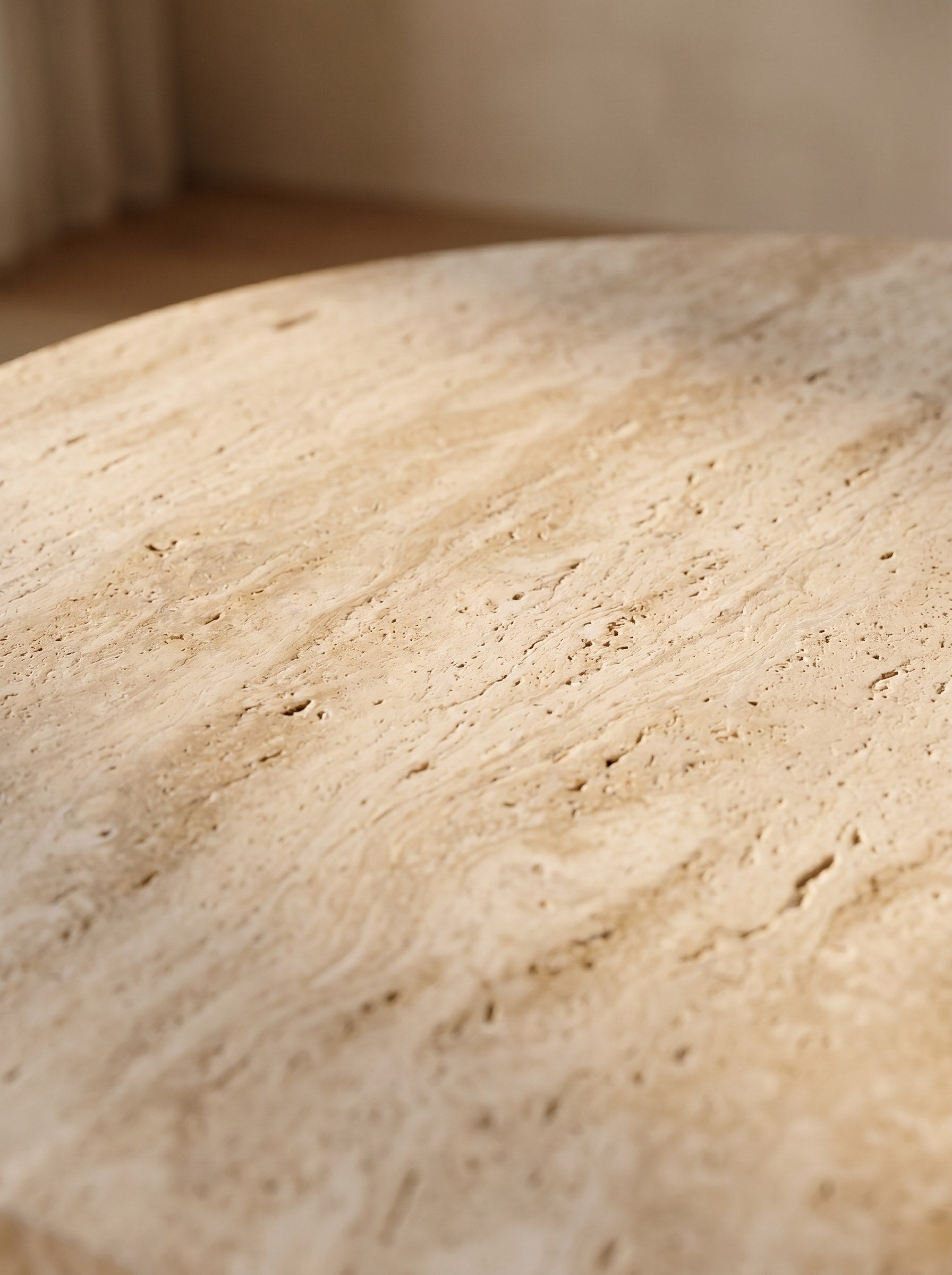 Ovale Dining Table in Travertine