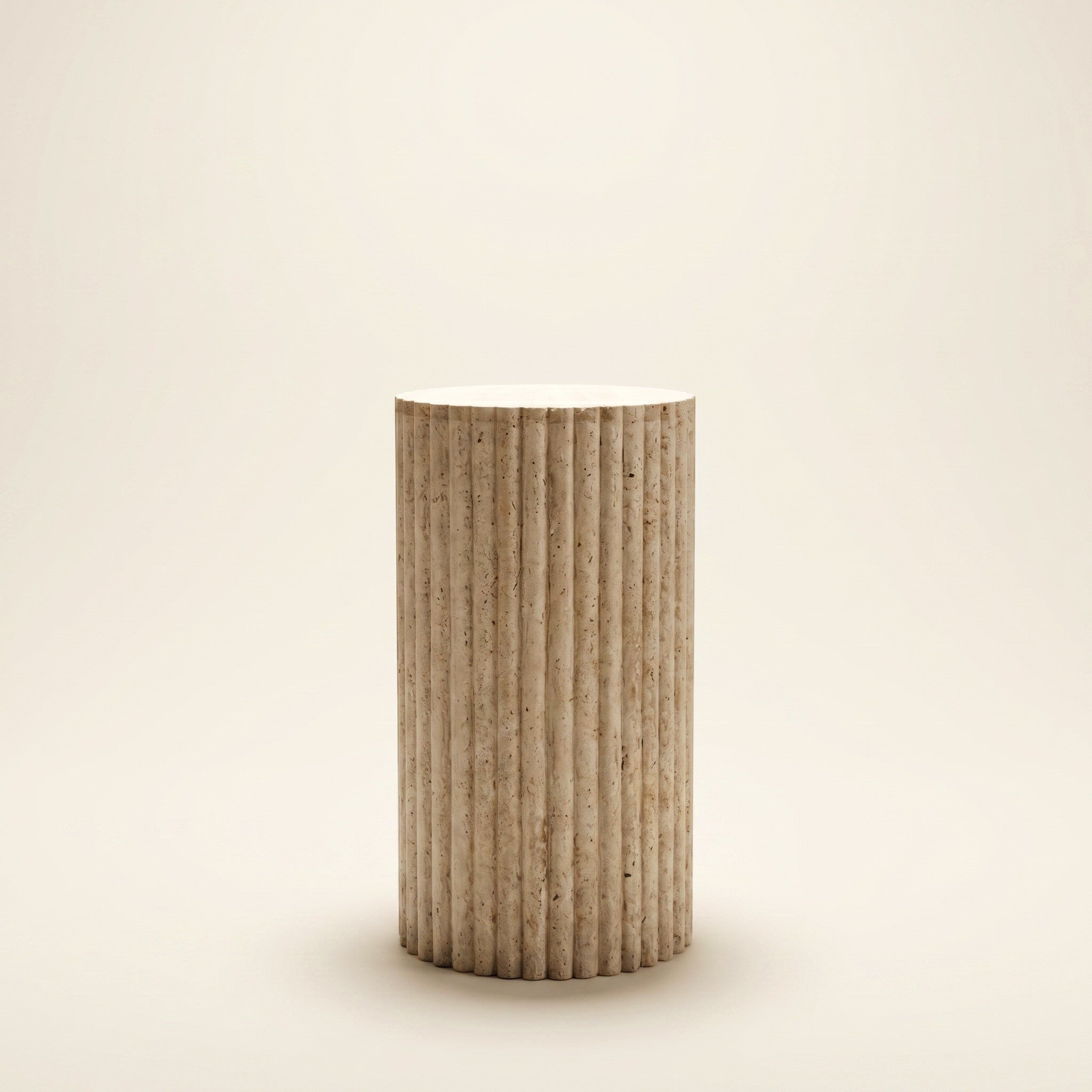 Torre Pedestal in Travertine, Solo